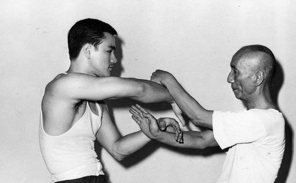 Bruce Lee w wieku 18 lat podczas treningu z mistrzem wushu Yip Manem (fot. שילוני)