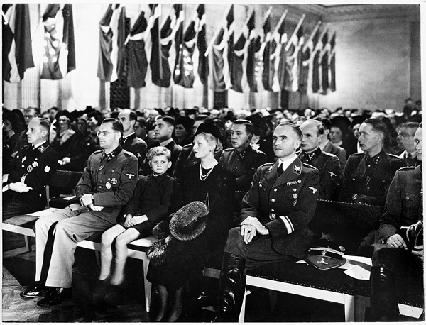 Spotkanie żałobne Korpusu Schalburg dla poległych duńskich ochotników na froncie wschodnim (17 października 1943 roku). Po prawej stronie zasiada pełnomocnik Rzeszy Niemieckiej, dr Werner Best, źródło: National Museum of Denmark    