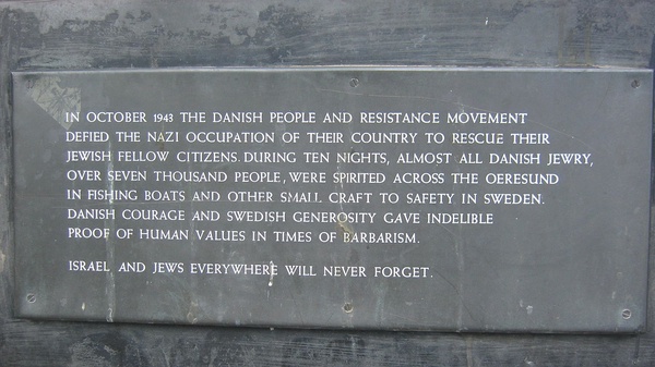 Jedna z tablic upamiętniających wydarzenia z października 1943 roku w Denmark Square Memorial, fot. YoavR     