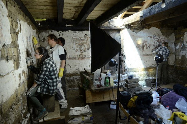 Prace konserwatorskie we wnętrzu domu Rodziny Zuñiga, rok 2019. Na zdjęciu Aleksandra Nowak, Arkadiusz Maciej, Lucas Asicona, Magdalena Więckowska. Fot. Katarzyna Radnicka.