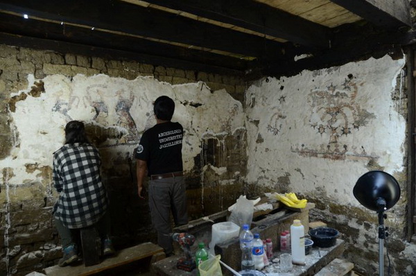 Prace konserwatorskie we wnętrzu domu Rodziny Zuñiga, rok 2019. Na zdjęciu Aleksandra Nowak oraz Lucas Asicona. Fot. Katarzyna Radnicka.