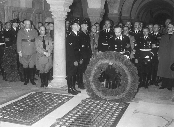 1 lipca 1938 roku, Heinrich Himmler składa wieniec na krypcie króla Henryka I Ptasznika w Quedlinburgu podczas nocnej ceremonii upamiętniającej rocznicę jego śmierci, źródło: Bundesarchiv