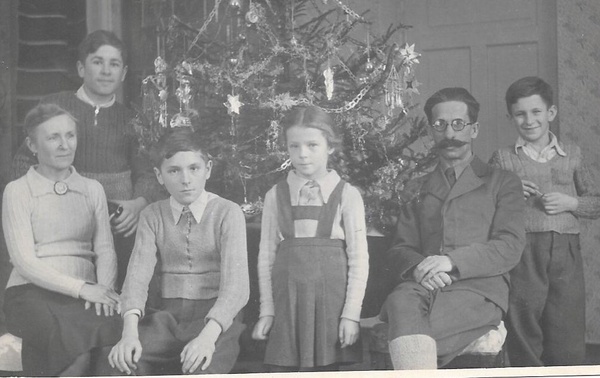 Rodzina Preglerów podczas święta Trzech Króli 6 stycznia 1942 r. O lewej: Maria Pregler, syn Kazimierz, syn Jerzy, kuzynka Barbara Szeglowska, Arnold Pregler, syn Zbigniew (fotografia udostępniona autorowi przez Marie Leś-Runicką, prawa zastrzeżone)