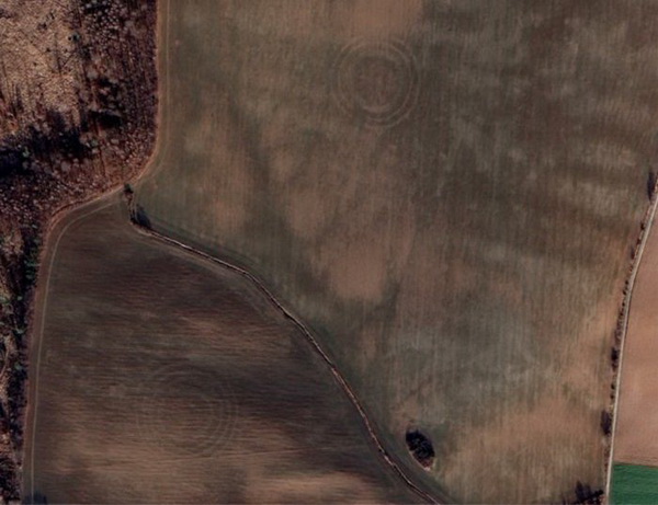 4. Dwa sąsiadujące ze sobą rondele w Sieroszowie (pow. ząbkowicki) na zobrazowaniu satelitarnym (GoogleEarth)