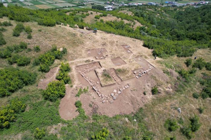 Wzgórze obok wsi Bushat w czasie badań archeologicznych, fot. M. Lemke