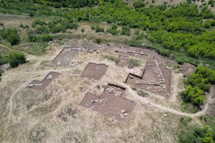 Wzgórze obok wsi Bushat w czasie badań archeologicznych, fot. M. Lemke