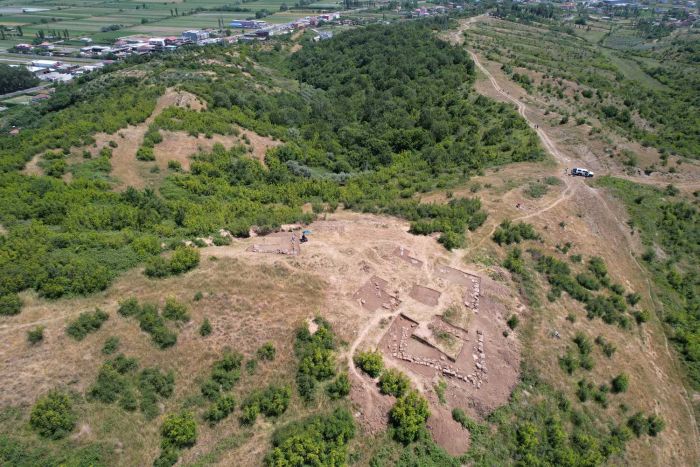 Wzgórze obok wsi Bushat w czasie badań archeologicznych, fot. M. Lemke