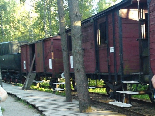 Rampa załadowcza z oryginalnym parowozem i skład zsyłkowy w Szymbarku, fot. kaffeeringe