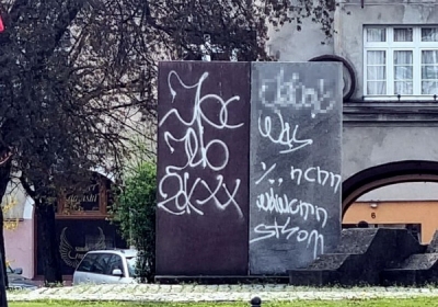 zniszczenie pomnika