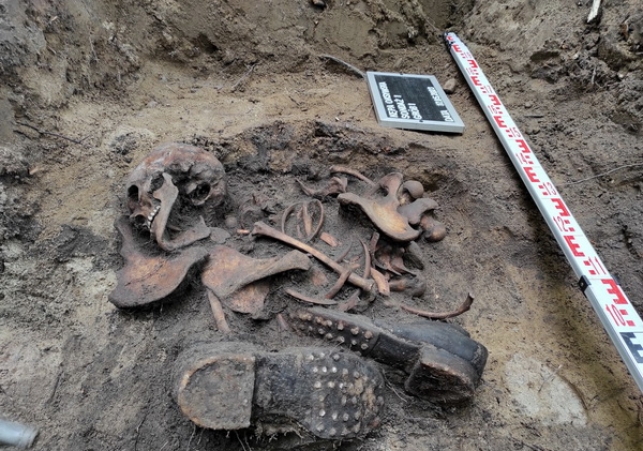 zbezczeszczony grob polskiego zolnierza